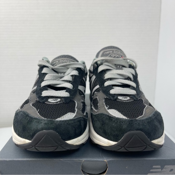 New Balance Boys 990 V6 Lace-up Sneaker Black/Silver Size 11 - Picture 4 of 8